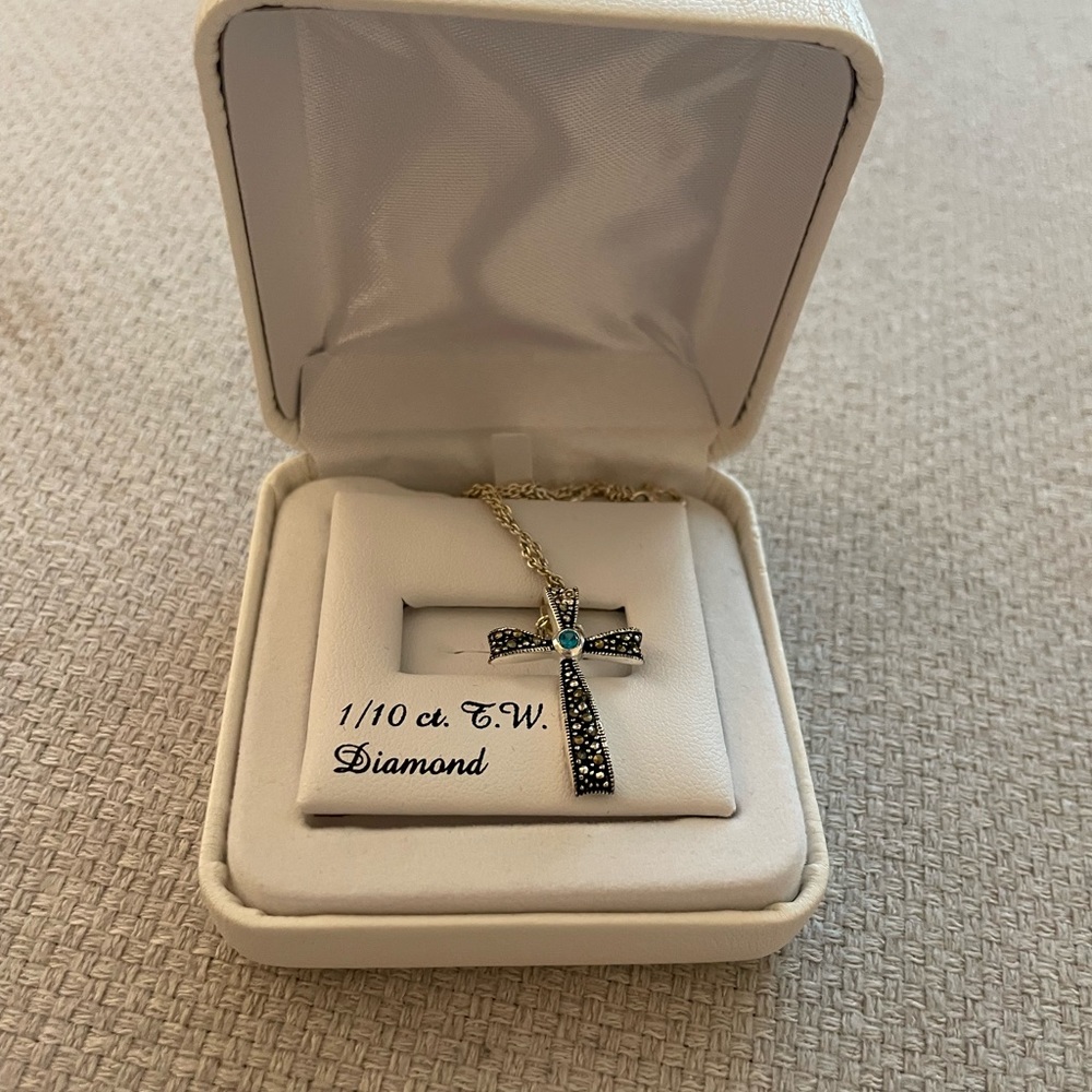 NIB Diamond Cross Necklace - Picture 2 of 2